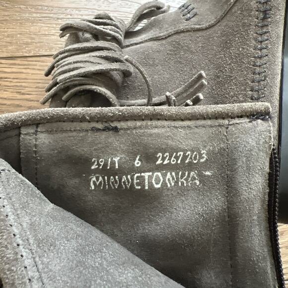 Minnetonka Ankle Boot Womens 6 Gray Suede Fringe Back Zip Moccasin Boho Casual - Picture 6 of 12